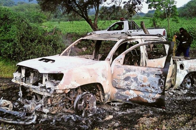 Hallan seis cuerpos calcinados al interior de un automóvil en Michoacán