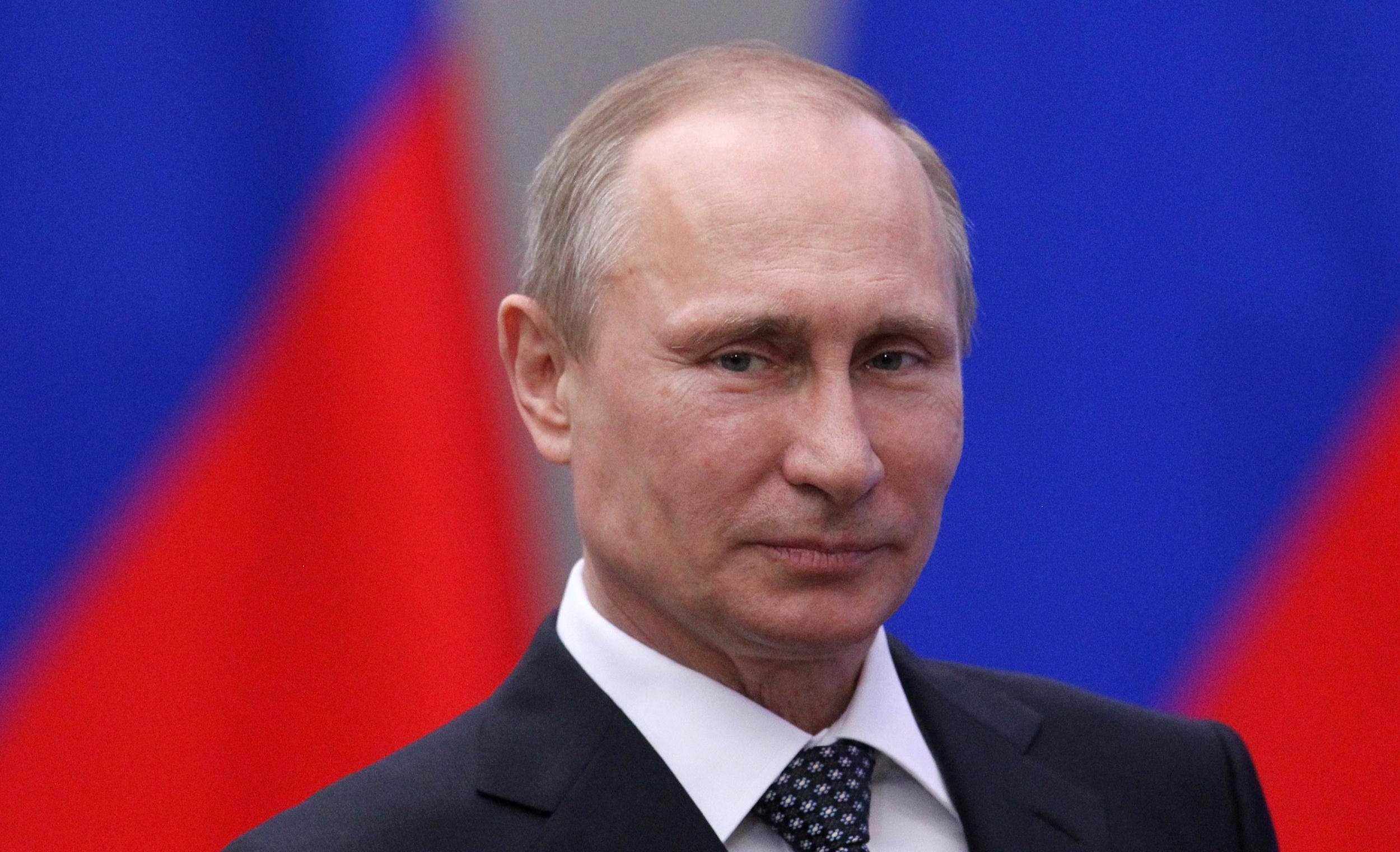 Presenta Vladimir Putin solicitud para contender por la presidencia en 2018