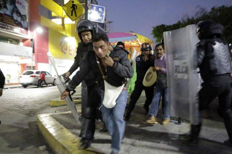 Detienen a 23 indígenas tzotziles durante desalojo de protesta en Chiapas