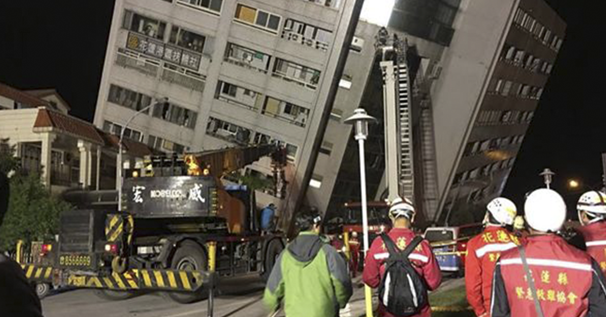 Reportan al menos 2 muertos y 100 heridos tras sismo de 6.4 en Taiwán