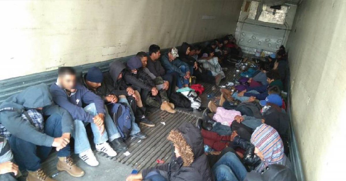 Rescatan a 103 migrantes abandonados en un trailer en Tamaulipas