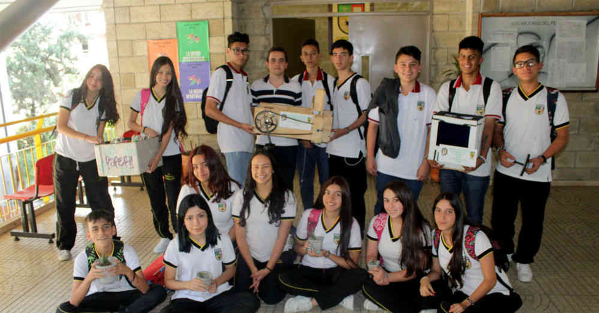 Crean estudiantes máquinas para fabricar ecoladrillos y ecomacetas en Colombia