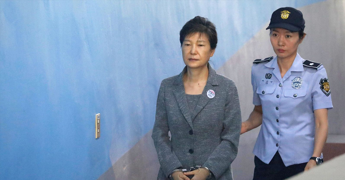 Condenan a expresidenta surcoreana con 24 años de prisión por corrupción