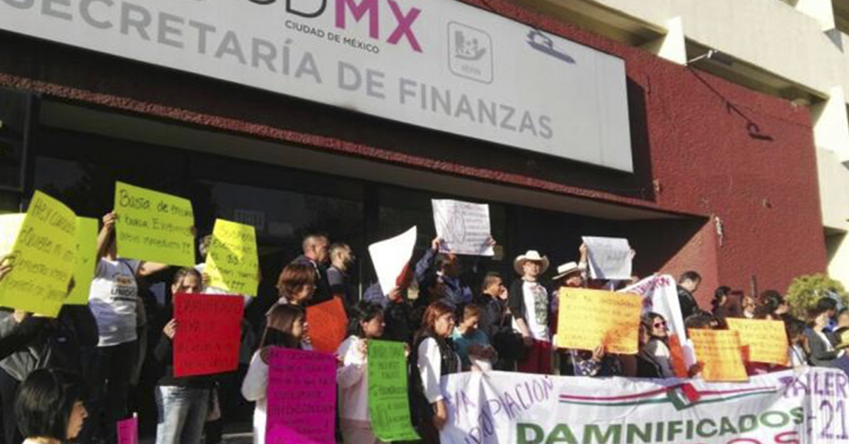 Protestan damnificados del 19S frente a Secretaría de Finanzas en CDMX