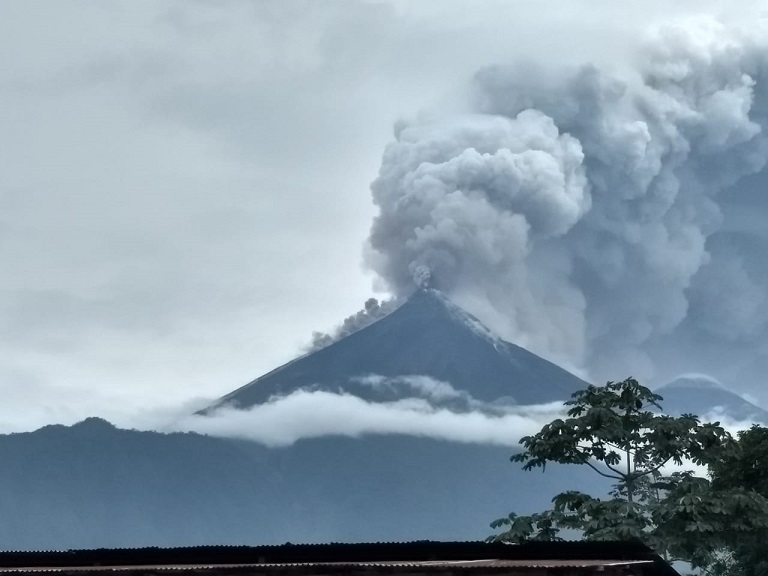 Volcán de Fuego hace erupción en Guatemala; al menos seis muertos