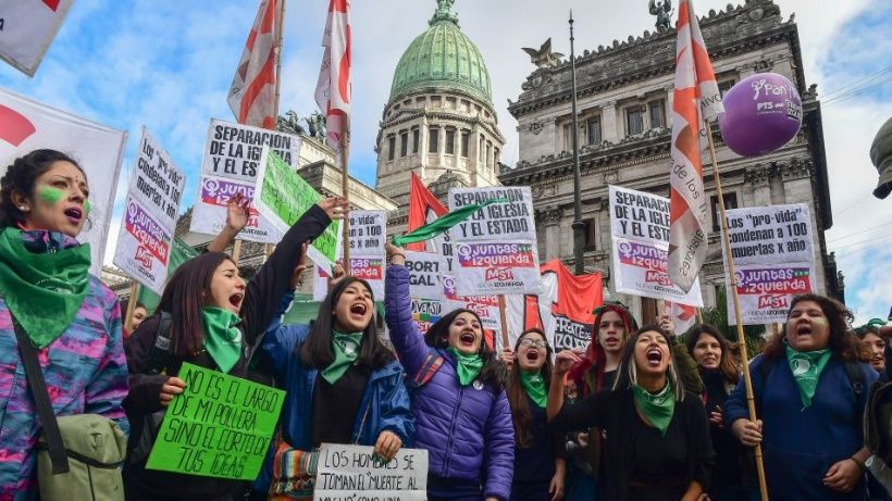 Aprueba Argentina despenalización del aborto en histórica votación, pasa al Senado