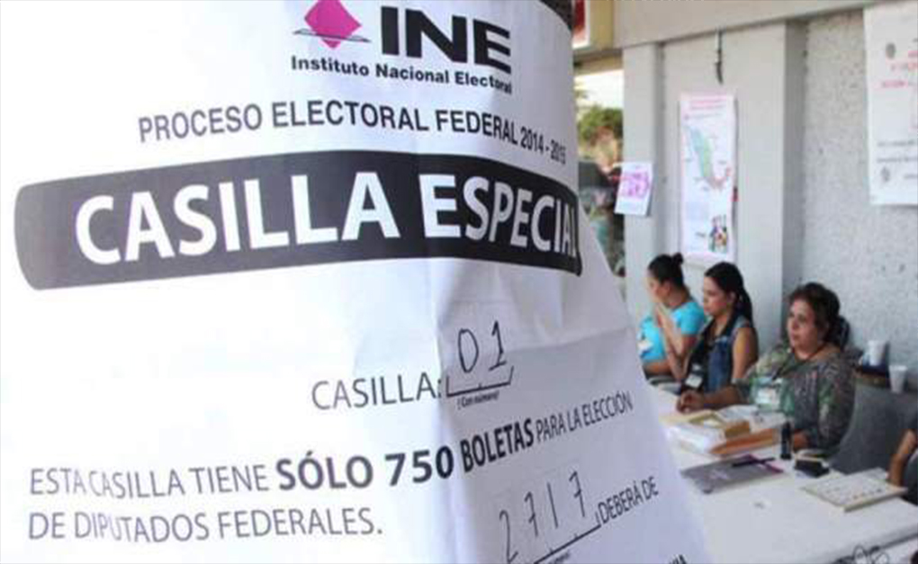 Se manifiestan ciudadanos en el INE por falta de boletas en casillas especiales