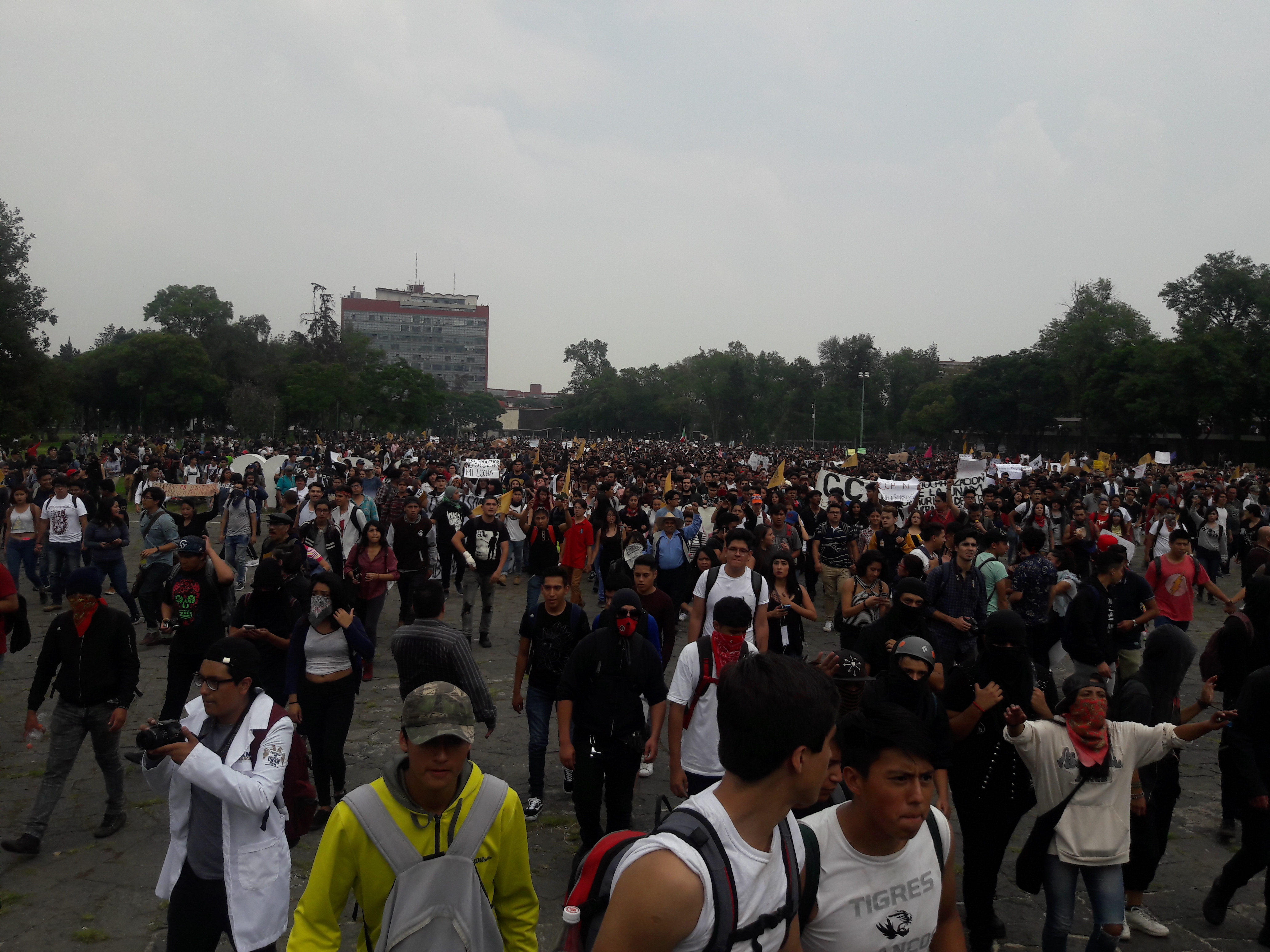 Marchan miles contra los porros en la UNAM - 07/09/2018 - Videonota