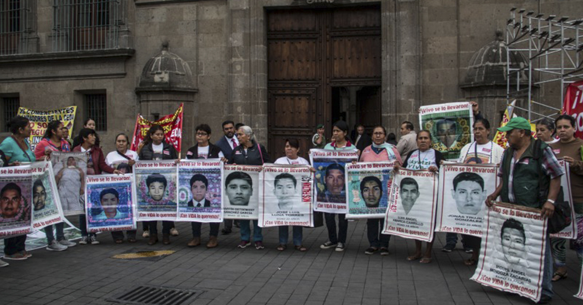 Acuerdan familias de los 43 y FGR reiniciar "desde cero" investigación del caso Ayotzinapa