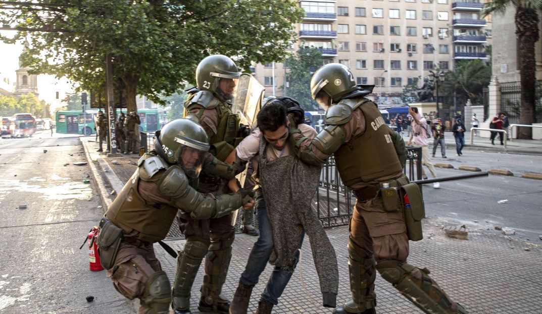 Sebastián Piñera declara estado de emergencia en Chile tras protestas masivas contra aumento en el transporte