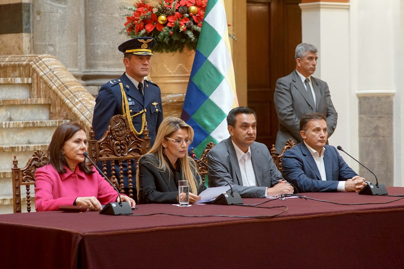 El gobierno de facto de Bolivia declara persona "no grata" a embajadora de México y Cónsul de España los expulsa del país