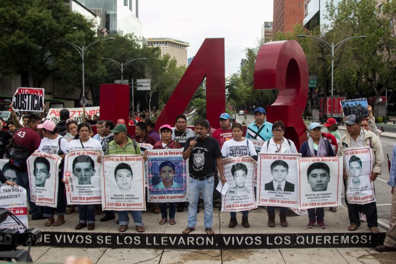 Dictan formal prisión y vinculan a proceso a expolicías acusados de tortura en caso Ayotzinapa